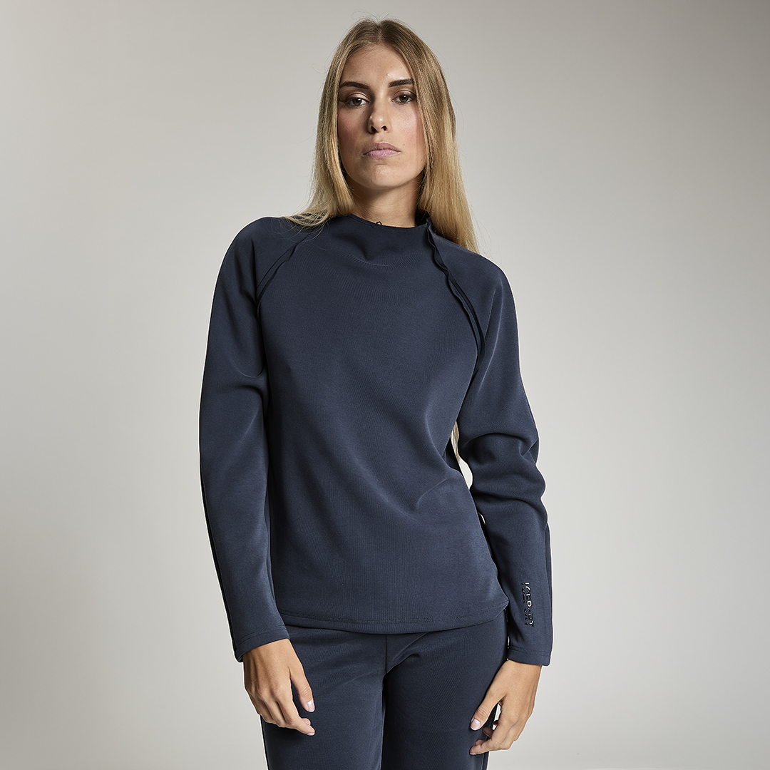 LA ADE WOMAN TURTLE NECK SWEATSHIRT