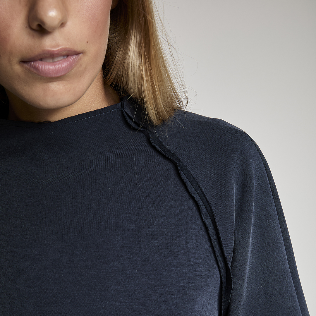 LA ADE WOMAN TURTLE NECK SWEATSHIRT